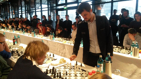 Magnus Carlsen zu Gast in Hamburg; Foto: Sven Helms