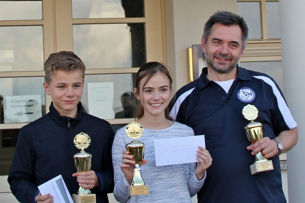 v.l.n.r.: Kreismeister U18 VG Schnellschach: Aaron Breß, Kreismeisterin VG Schnellschach: Amy Breß, Kreismeister VG Schnellschach: Norbert Bauer; Foto: Eckhard Wolfgramm v.l.n.r.: Kreismeister U18 VG Schnellschach: Aaron Breß, Kreismeisterin VG Schnellschach: Amy Breß, Kreismeister VG Schnellschach: Norbert Bauer; Foto: Eckhard Wolfgramm