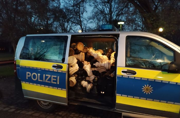 Ein nicht gerade alltäglicher Anblick: Ein mit Schachfiguren vollgestopfter Polizeitransporter. Foto: Facebook/Polizei Stuttgart