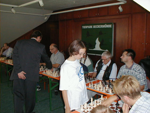 Elisabeth Pähtz beim Simultanschach 1999 in Ueckermünde; Foto: Gerd Zentgraf
