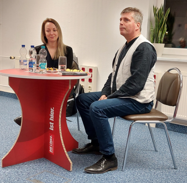Elisabeth Pähtz im Gespräch mit Torsten Koplin im November 2022; Foto: Lothar Hartung