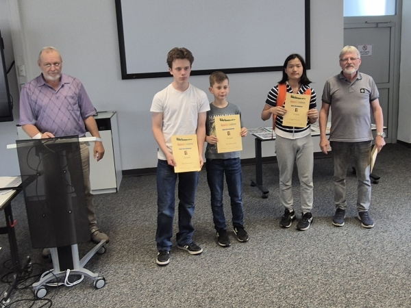 v.l.n.r.: 2. Ben Schneider, 3. Tom Schneider, 1. Yunong Eilias Lu; Foto: Sven Helms v.l.n.r.: 2. Ben Schneider, 3. Tom Schneider, 1. Yunong Eilias Lu; Foto: Sven Helms