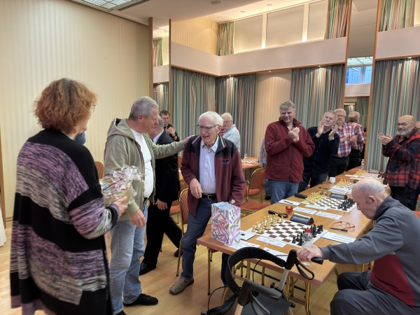 Gratulation von Gregor Giering (Schachfreunde Zehdenick 76 e.V.) zum 90. Geburtstag, Martina Sauer (Vizepräsidentin Landeschachbund Brandenburg) übergab das Geschenk.; Foto: Ausrichter