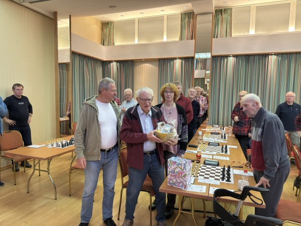 Gunnar Onasch (Seniorenreferent LSV M-V) gratuliert.; Foto: Ausrichter