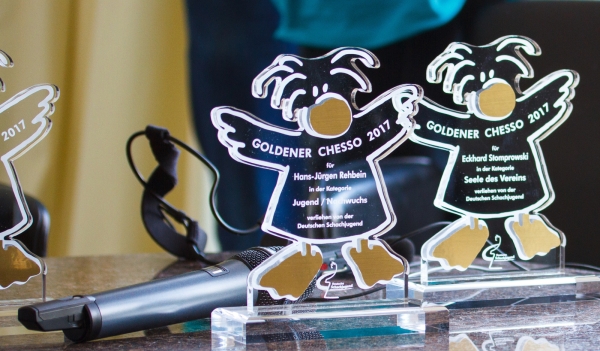 Goldener Chesso 2017, der linke Pokal gehört Hans-Jürgen Rehbein