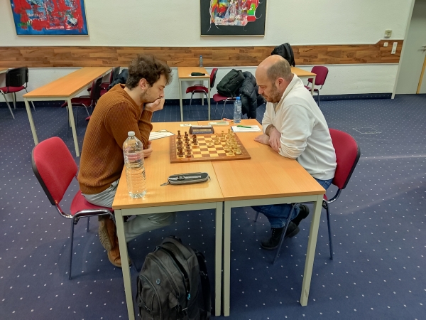 Daniel Schulz (lks.) am Brett 3; Foto: Hanno Walter