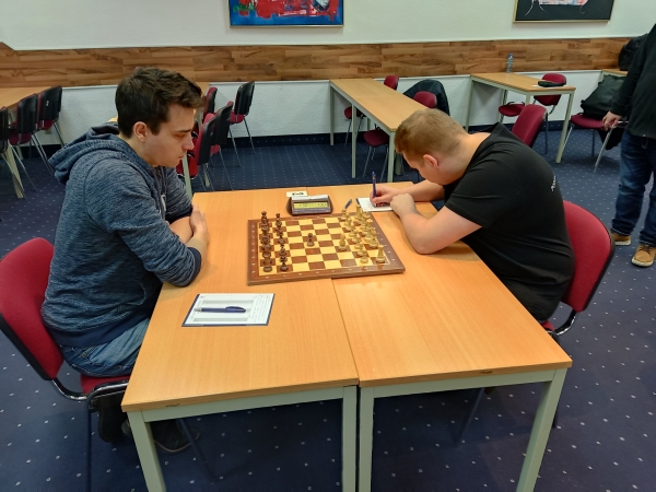 Eric Stövesand (lks.) am Brett 1; Foto: Hanno Walter