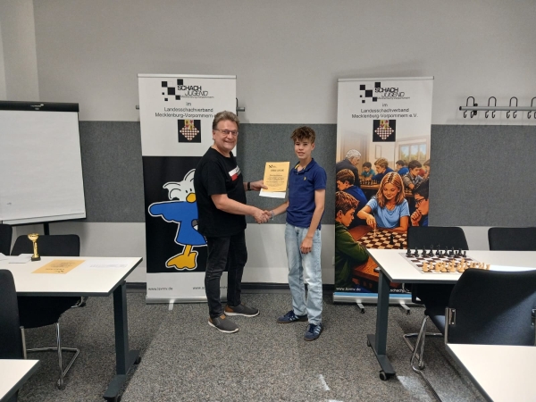 v.l.n.r.: SR Jörg Lanz, Marlon Bernau (Sieger u18); Foto: Felix Schreiber
