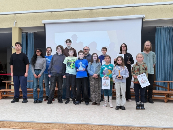 Teilnehmerinnen und Teilnehmer und Trainer bei der Übergabe des Vereinspokals; Foto: ZVG