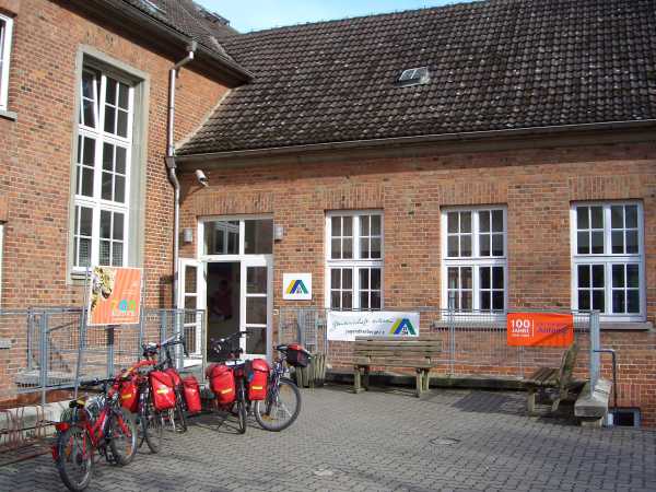 Hausansicht der Jugendherberge III - Eingang Westseite, daneben der Fahrradkeller