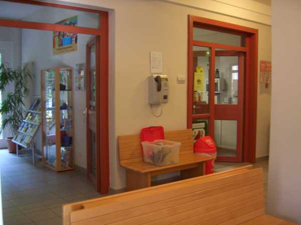 Eingangsbereich, Rezeption, hell gestaltete Flure samt Sitzgelegenheiten