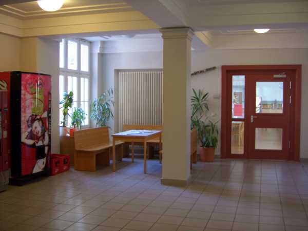 ebenfalls im Eingangsbereich: gut gek�hlte Getr�nke f�r rauchende K�pfe ...