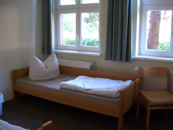 Helle Zimmer - hier ein 2-Bett-Zimmer (Betreuerzimmer)