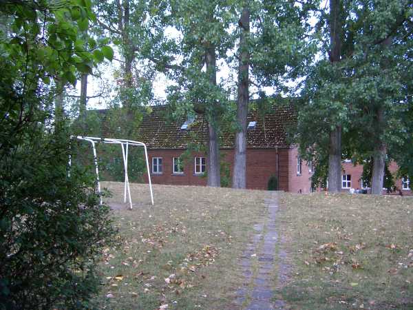 Blick auf die Jugendherberge, links der Bolzplatz
