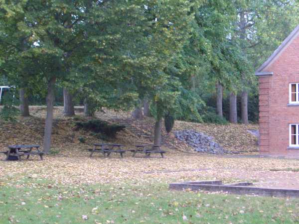 Blick zum Bolzplatz, davor Sitzgelegenheiten