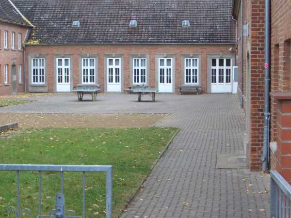 Hausansicht der Jugendherberge V - Blick auf den Speisesaal