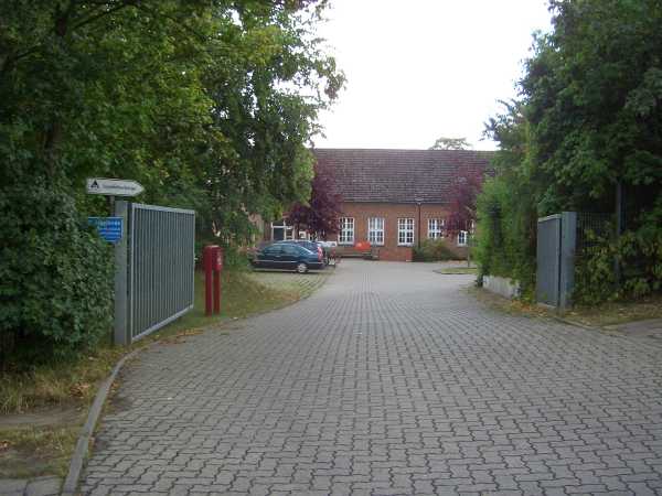 Einfahrt zur Jugendherberge Westseite, mit Blick auf Eingang und Parkplatz