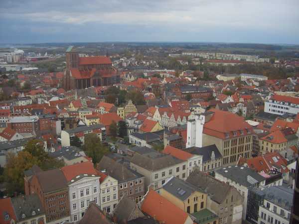 Panoramablick vom Marienkirchturm (H�he 80 Meter) auf die Altstadt von Wismar; Bildmitte: die St. Nikolaikirche