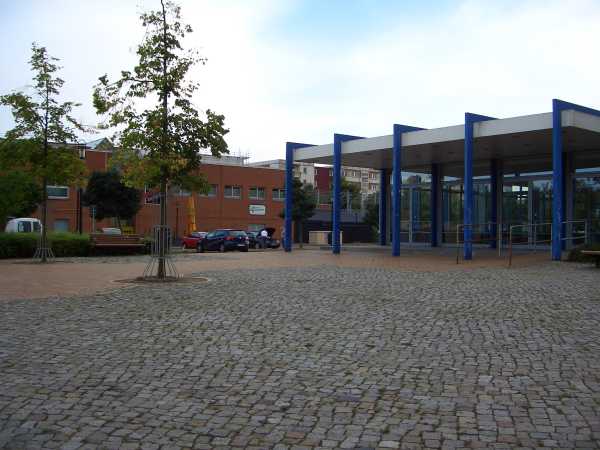 Einkaufszentrum gegen�ber der Sport- und Mehrzweckhalle V (im Erdgeschoss: Sparkasse, Schlecker, B�cker, Apotheke, Blumenladen, Netto-Markt