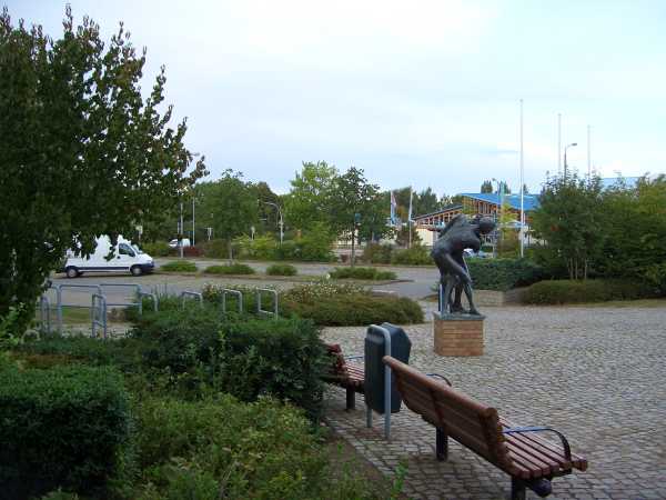 Blick von der Sport- und Mehrzweckhalle r�ber zur Schwimmhalle