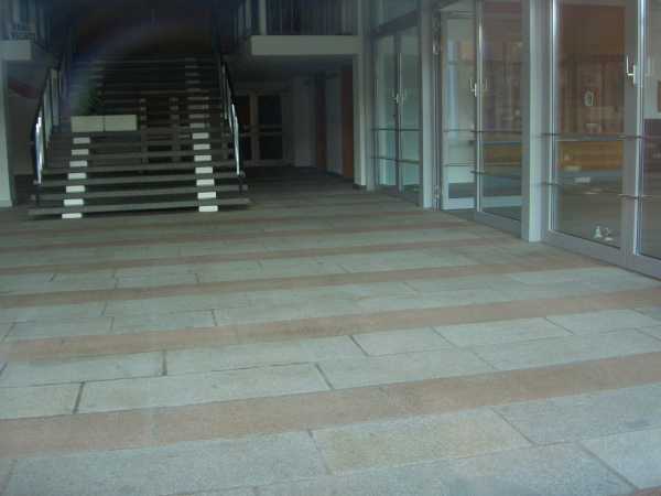 Ein Blick in den Eingangsbereich der Sport- und Mehrzweckhalle I