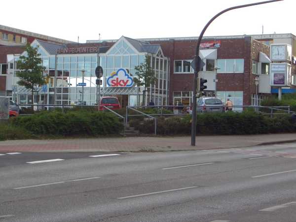 Hansecenter mit Discounter - schr�g gegen�ber von der Jugendherberge (Sky-Markt, Asia-Imbiss, Blumenladen, im Obergescho�: u.a. Zahnarzt