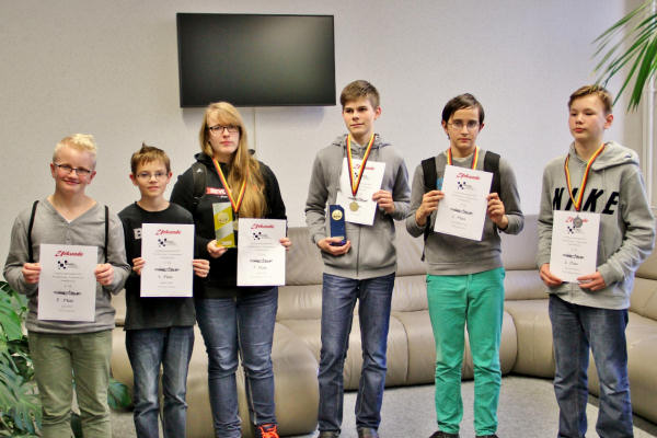 U16m + U16w, v.l.n.r.: 5. Jules Beck (SAV Torgelow), 4. Jannis Lange (SV Motor Wolgast), Landesmeisterin U16w: Cindy Zoll (SG Gstrow/Teterow), 1. Adrian Focke (SF Schwerin), 3. Maximilian Wurst (SSC Rostock), 2. Dennis Schamber (TSV Makkabi Rostock)
