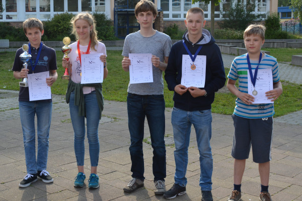 u16m, v.l.n.r.: Landesmeister u16: Marius Fromm (SG Jasmund), Landesmeisterin u16: Charlotte Eulitz (SG Gstrow/Teterow), 4. Jonas Petrow (TuS Makkabi Rostock), 3. Dennis Schamber (TuS Makkabi Rostock), 2. Paul Kallweit (SSC Rostock)