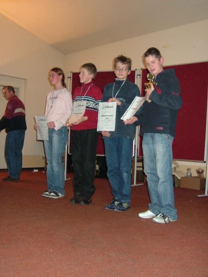 WK I (v.l.n.r.:) 1. Platz M�dchen: Pia Kollwitz (Gymnasium Carolinum), 3. Platz: Florian M�ller (Hans-Franck-Schule), 2. Platz: Tim Eckfeld (RS �Am Rugard�), 1. Platz: Armin Behnke (Gymnasium Wittenburg)