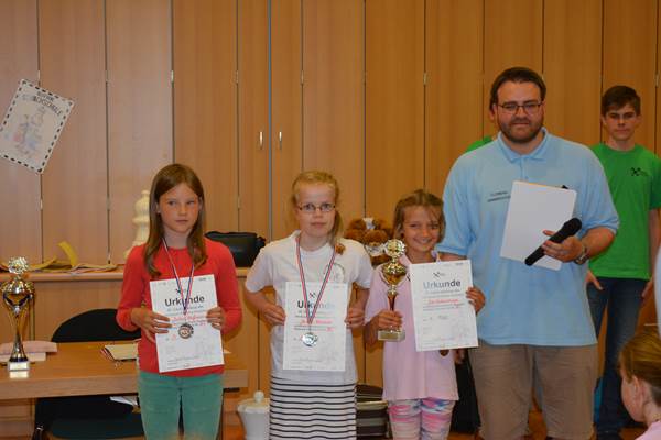 Wertungsklasse IIIw / 4. Klasse, v.l.n.r.: 3. Hoffmann,Julika (Hans-Fallada-Schule Feldberg), 2. Knnecke.Jasmin (GS 